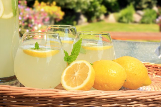 Evo koliko vode sa limunom je zapravo zdravo da popijete